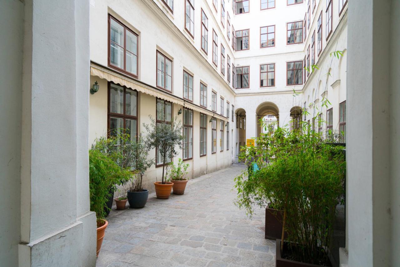 Vienna Residence, Volkstheater - Parliament Exterior photo